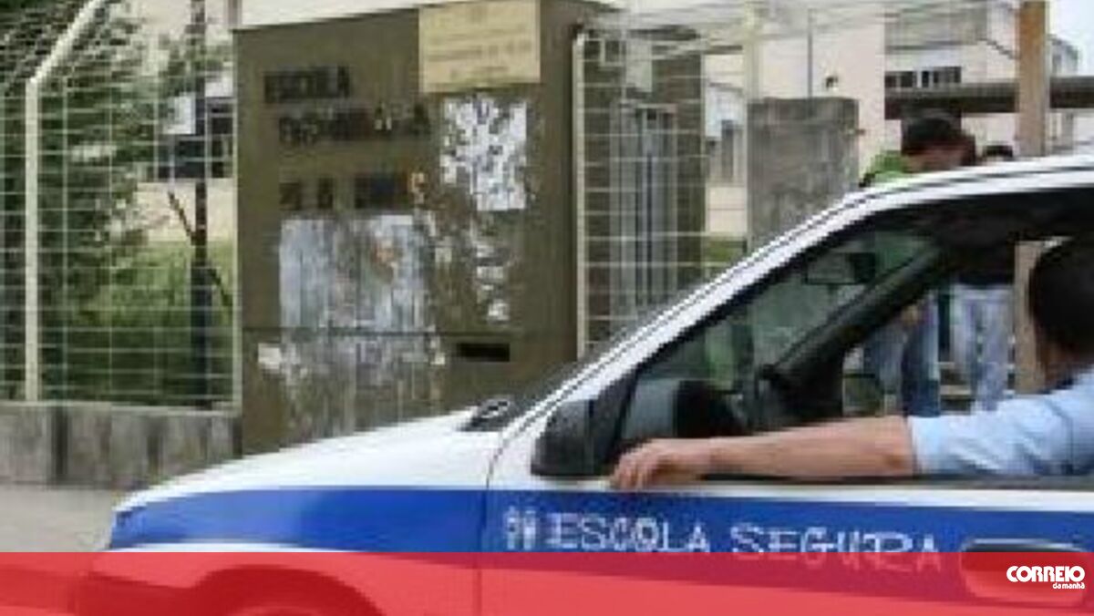 Psp Deteve Pessoas E Apreendeu Armas Junto A Escolas Sociedade