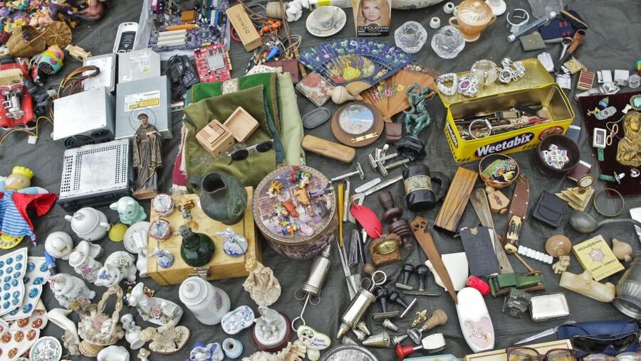 Some of the treasures you can find in Feira da Ladra