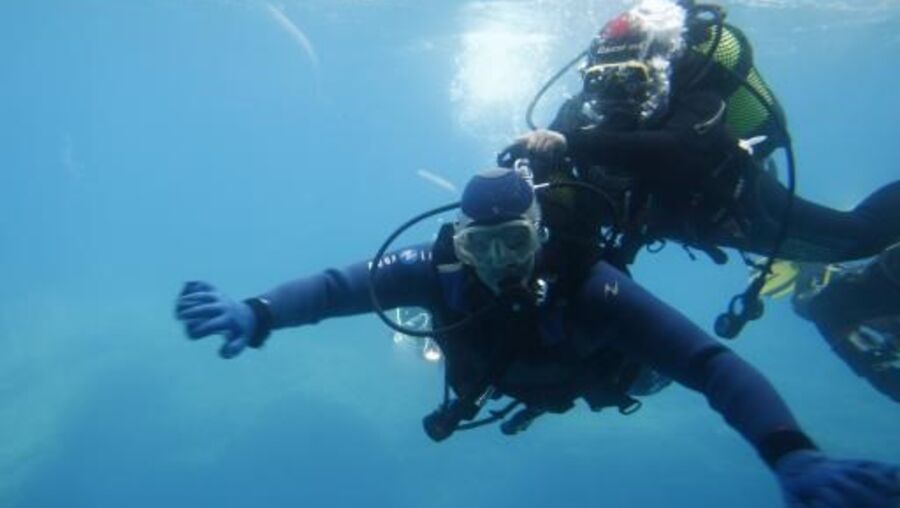 A diving baptism in Sesimbra. If you have never tried it, you will have the help of an experienced monitor