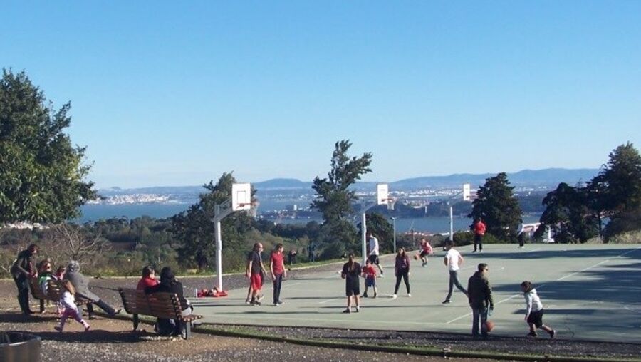 Want to play basket with the Tejo in sight? Go to Monsanto. It's free.
