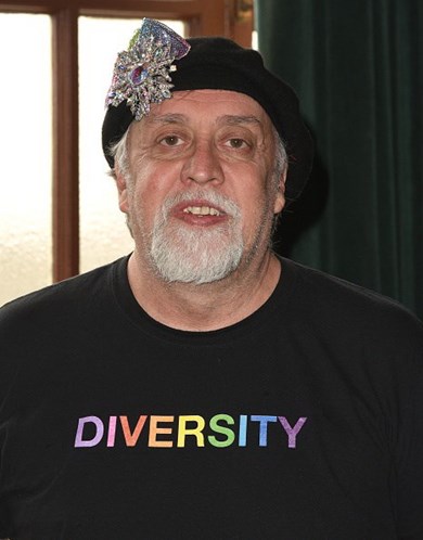 Morreu Gilbert Baker, criador da bandeira do orgulho gay  Sociedade 