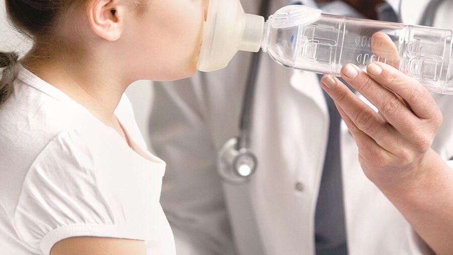 A asma surge sobretudo em crianças, que, por a doença ser crónica, têm de conviver com o problema durante toda a vida. No entanto, pode surgir em qualquer idade, sobretudo em pessoas idosas. Apesar de não haver cura, há tratamento para a asma