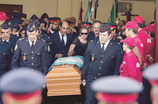 País unido no adeus a bombeiro herói