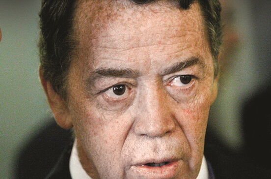 Ex-ministro Manuel Pinho esconde luvas do BES