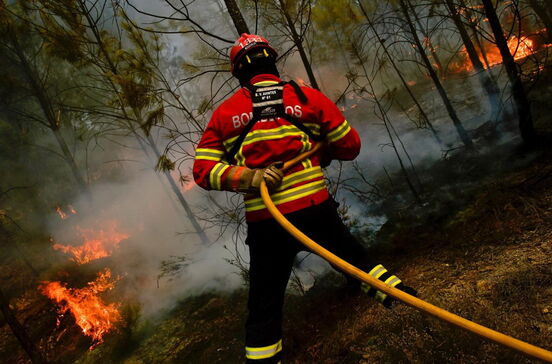 Incêndios cercam aldeias e lugares
