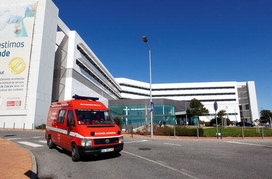 Agride bombeira e foge da ambulância na A5