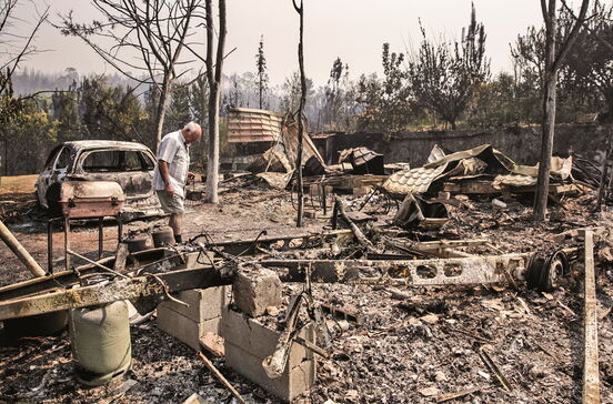 Inferno de chamas expulsa povo de aldeias e hotéis