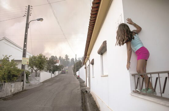 Combate ineficaz deixa fogos sem controlo