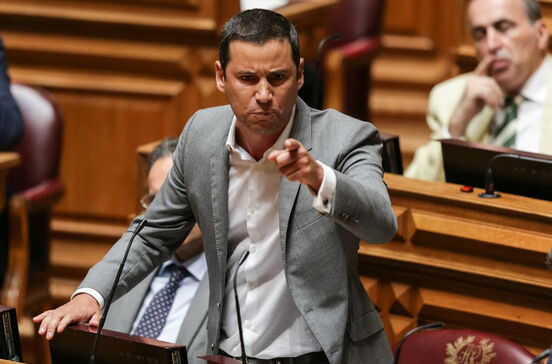 Sócrates controlava deputado em comissão de inquérito