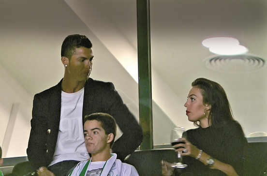 Cristiano Ronaldo namora no estádio de Alvalade