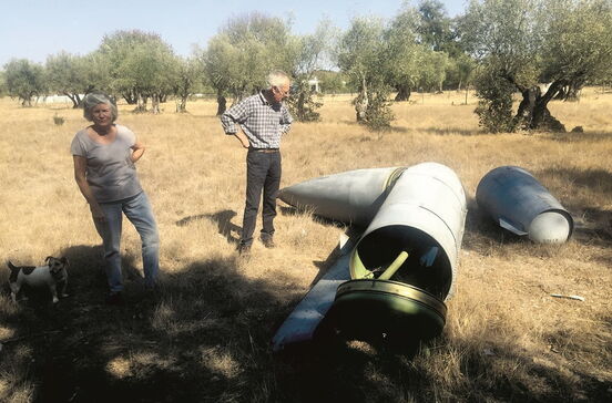 F-16 larga tanques de 160 kg junto a casas