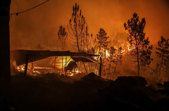 200 fogos não dão tréguas a bombeiros