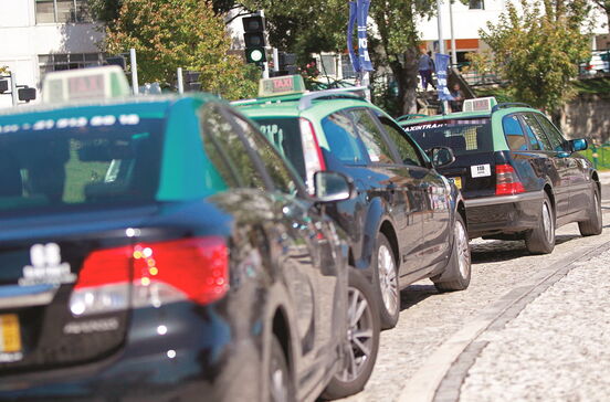 Donos de táxis entram no negócio da Uber