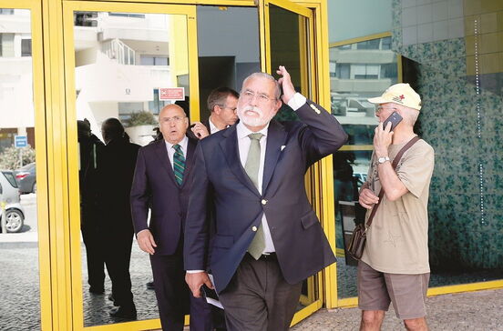 Bruno de Carvalho barra entrada da Comissão de Gestão