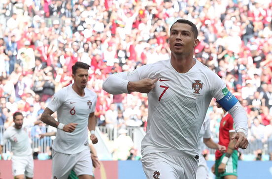 Os tiques e rituais de Cristiano Ronaldo dentro e fora de campo