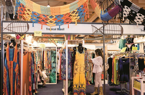 Todo o Mundo na feira de artesanato em Lisboa