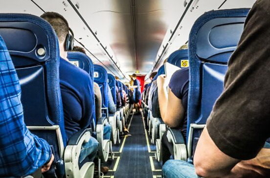 Disparam multas por fumar dentro de aviões