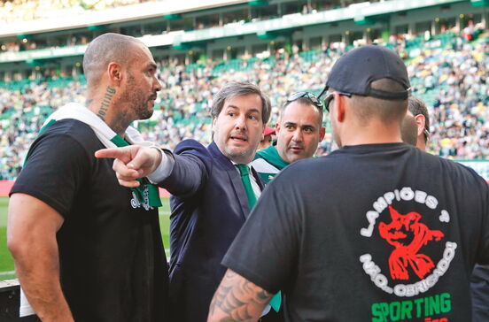 Jogadores do Sporting envolvem Bruno no terror de Alcochete