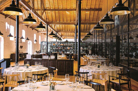 Comer junto das pipas de Vinho do Porto e com vista para o rio Douro