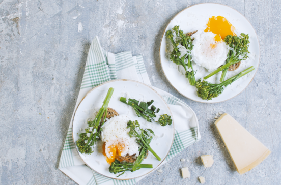 Experimente estes deliciosos bimis envoltos em ovo escalfado