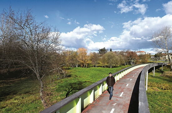 Pés ao caminho em passeios perfeitos