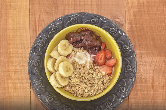 Taça de açaí e mistura de granola com mel no Chef Tapioca
