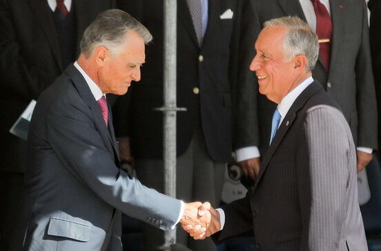 Marcelo e Cavaco não escondem tensão em cerimónia