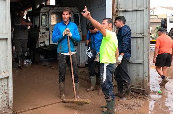 Rafael Nadal calça as galochas e ajuda a limpar Maiorca depois da enxurrada