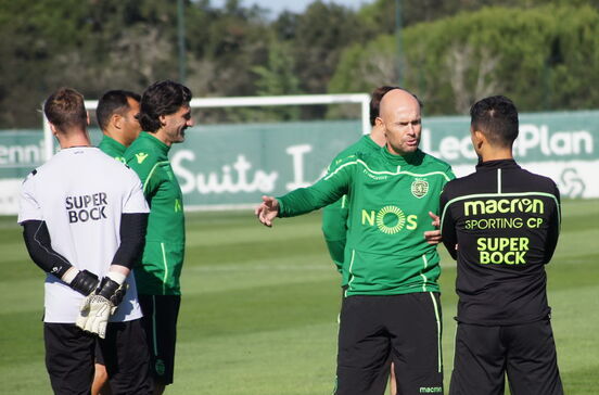 Marcel Keizer prepara dispensas do plantel do Sporting