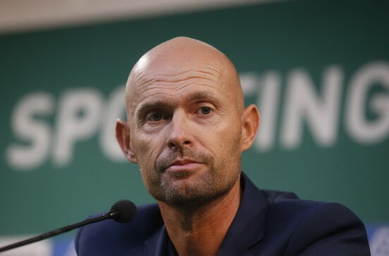 Marcel Keizer mostra serviço no primeiro treino que orienta