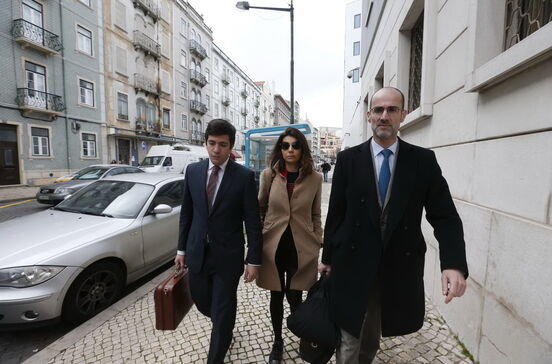 Bárbara Vara vive num condomínio de luxo com piscina, ginásio e parque infantil