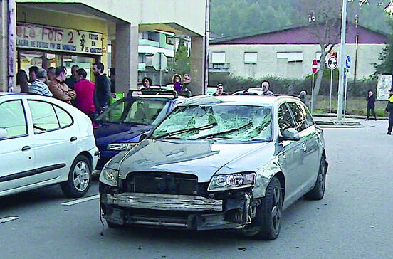 Condutor alcoolizado em contramão atropela cinco homens por vingança