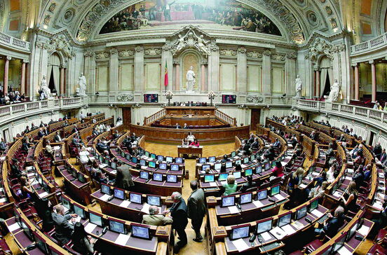 Parlamento coloca fim a subsídio e aplica IRS