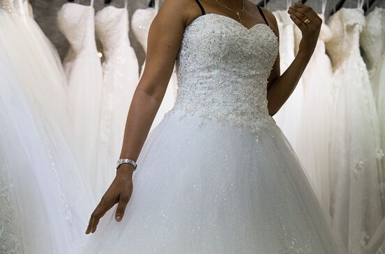 Vestidos de noiva e anéis pagam dívidas ao Fisco