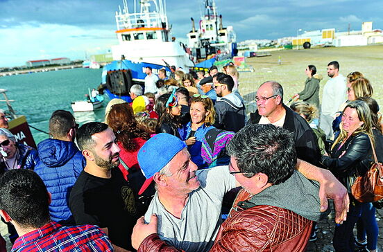 Palmas, balões e emoção no regresso dos pescadores a Peniche