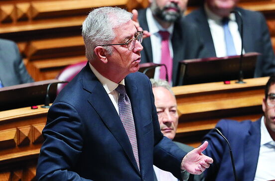 PS e PSD unem-se e legalizam oferta de viagens a quem exerce cargos políticos