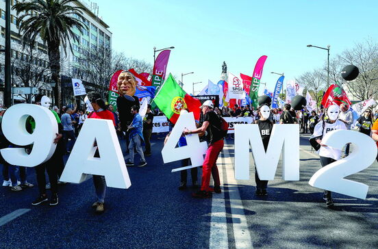 Salário máximo de 3364 euros para 22 mil professores
