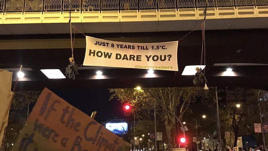 Ativista alemão identificado ao colocar filhos menores suspensos numa ponte em defesa do clima