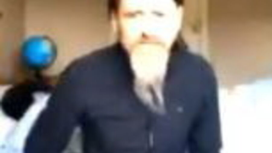 Eurodeputado sem calças durante reunião com Parlamento