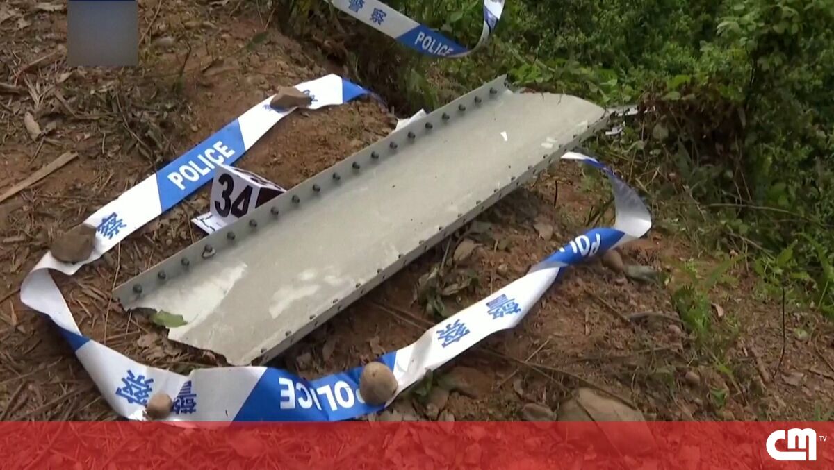 Imagens mostram destroços do avião que se despenhou no sul da China