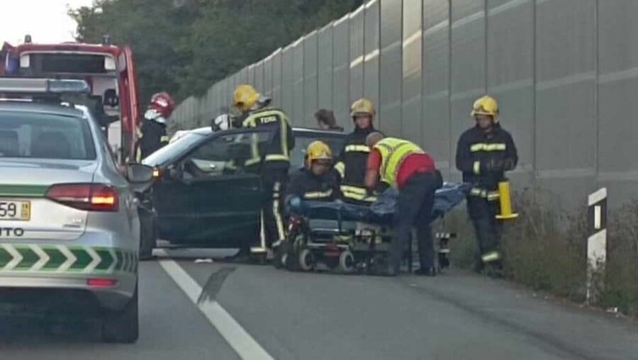 Colisão entre dois carros faz um ferido em Santa Maria da Feira