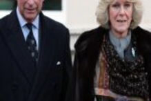 Camilla com guarda-costas herói