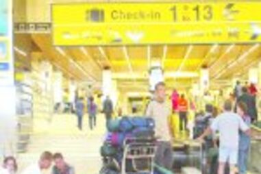 TENDAS GIGANTES NO AEROPORTO