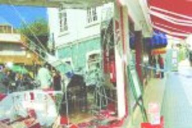 ASSALTANTES ATIRAM CARRO CONTRA MONTRA