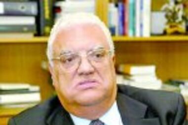 Freitas garante que fica no Executivo