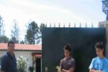 Mulher baleada por vizinho à frente dos dois filhos