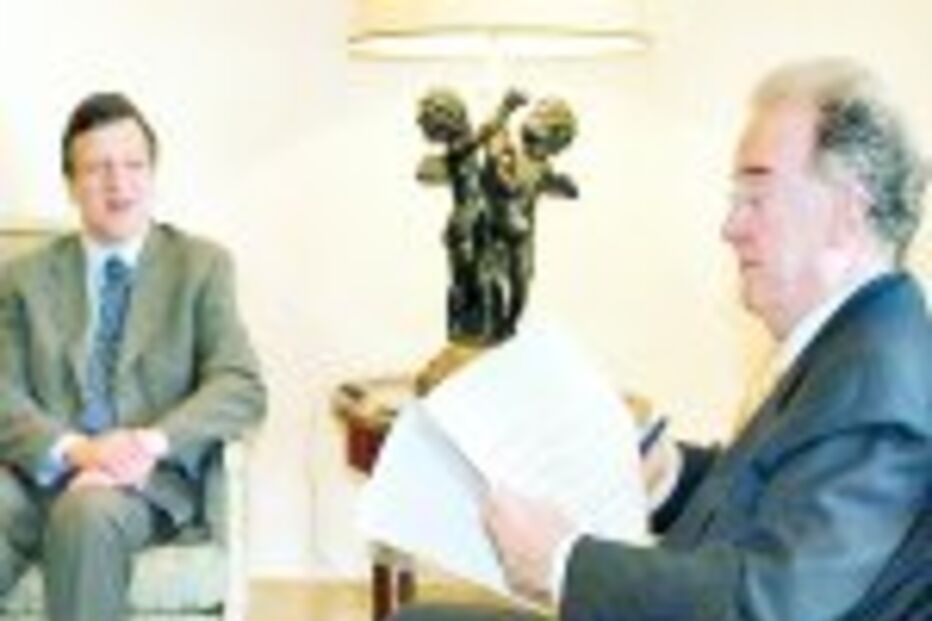 POLÍCIAS EVITAM CONFLITO