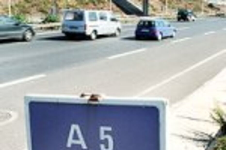 TRÊS FAIXAS PARA O ESTORIL