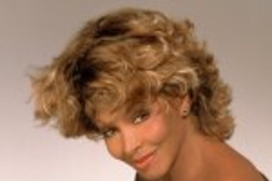 TINA VIRA DEUSA INDIANA