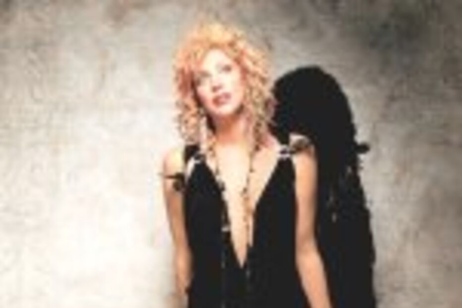 COURTNEY LOVE ESTREIA-SE A SOLO